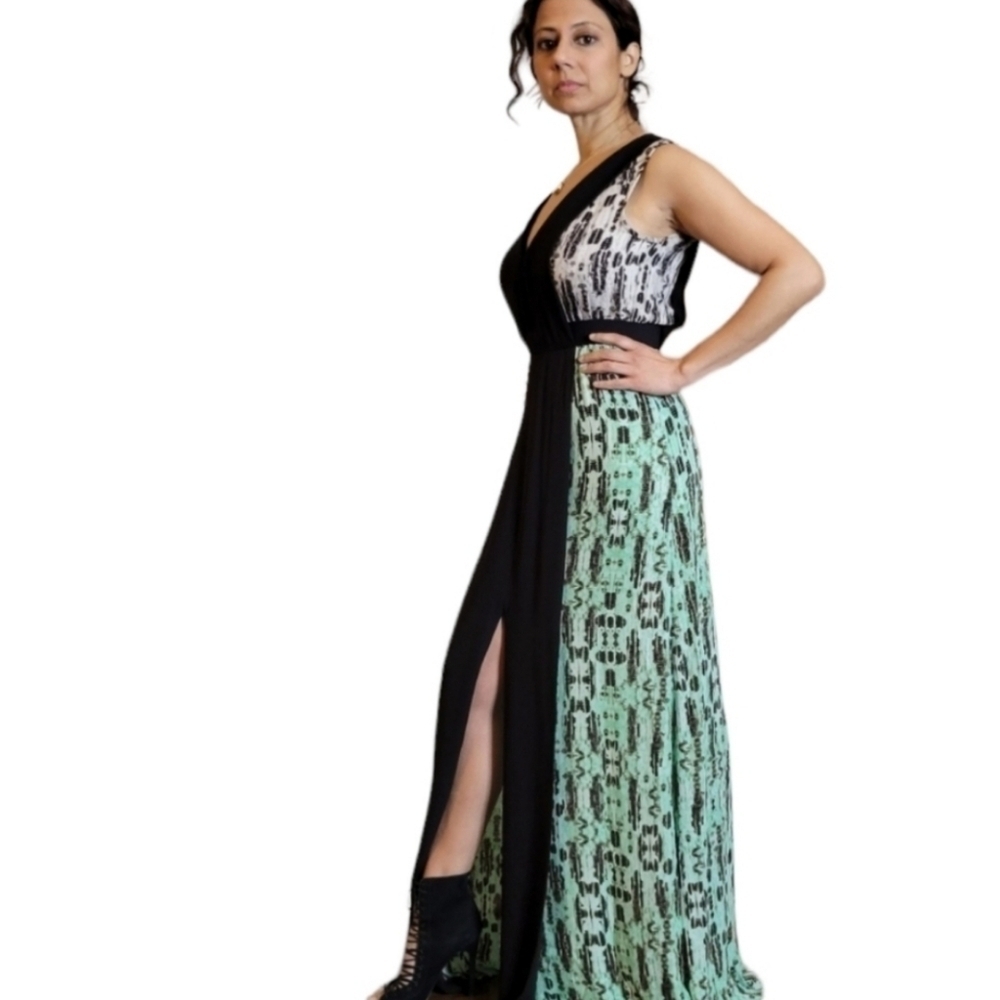 BCBGMaxAzria Formal Sleeveless Gown Deep V-neck Long Front Slit fits XS